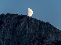 Halbmond wandert über die Sonnwendwand